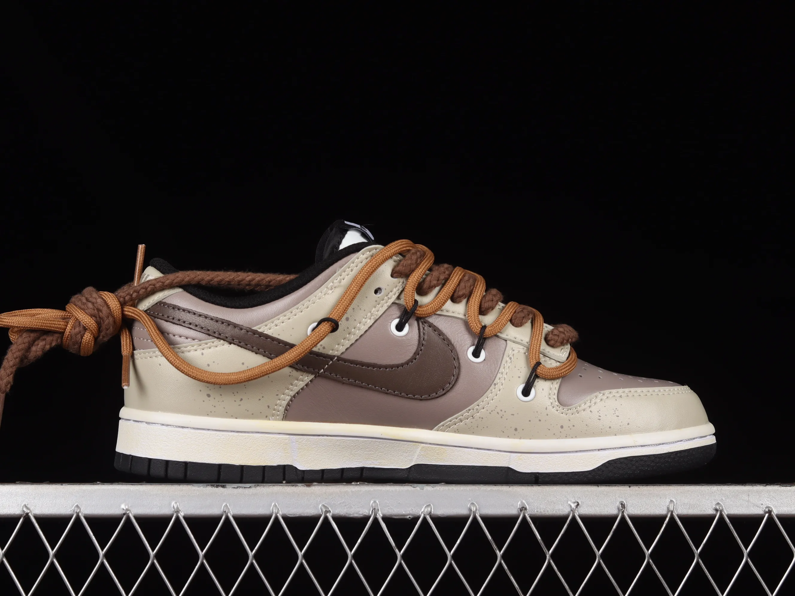 All Categories Nk SB Dunk Series Nk SB Dunk Low Low-top Sneakers Nk Dunk Low Desert Wasteland Panda Prank Customized version of deconstructed strap casual sneakers DD1391-100